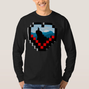 Een eenzame figuur zittend op een bergtop bij zons t-shirt