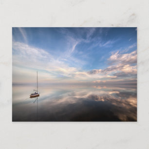Een eenzame zeilboot op de kalm wateren van Salton Briefkaart