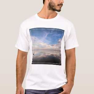 Een eenzame zeilboot op de kalm wateren van Salton T-shirt