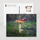 Een eikelelf rust op een paddenstoel briefkaart (Voorkant / Achterkant)