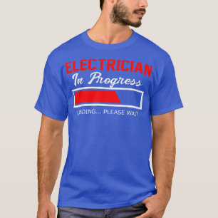 Een elektricien die aan de gang is, wacht een elek t-shirt