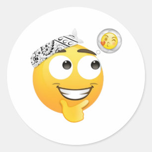 Een emoji met een bandana die droomt van kusjes ronde sticker