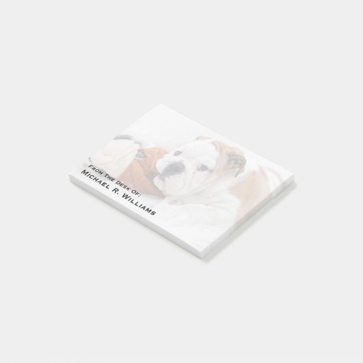 Een Engelse bulledog-puppy met een bulledog Post-it® Notes (Schuin)
