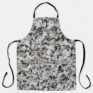 EEN ENORME DICHTHEMA-STROOM VAN SNEEUWGEESE VLIEGT SCHORT