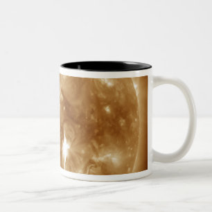 Een enorme X-klasse zonnevlammen barsten op de zon Tweekleurige Koffiemok