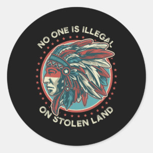 Een ervan is illegaal op gestolen land Anti Trump Ronde Sticker