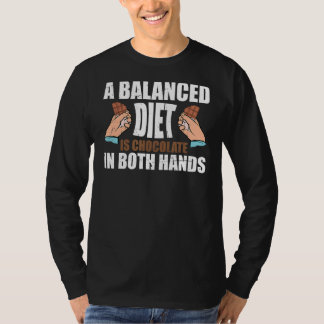 Een evenwichtig dieet is chocolade in beide handen t-shirt