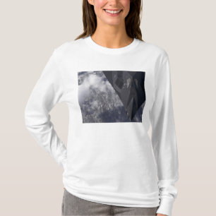Een F-117A Nighthawk vliegt hoog boven de bergen T-shirt
