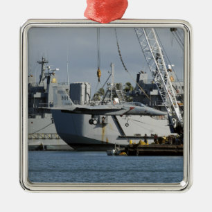 Een F-15 Eagle krijgt een lift uit een schuurkraan Metalen Ornament