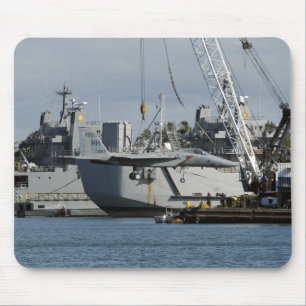 Een F-15 Eagle krijgt een lift uit een schuurkraan Muismat