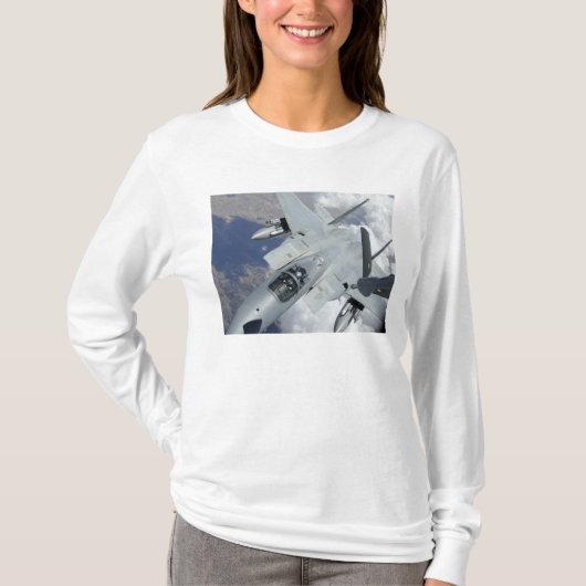 Een F-15 Eagle trekt weg van een KC-135 T-shirt (Voorkant)