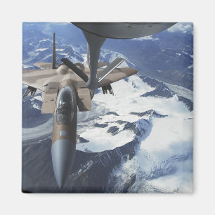 Een F-15C Eagle vliegtuig zit achter een KC-135R Magneet