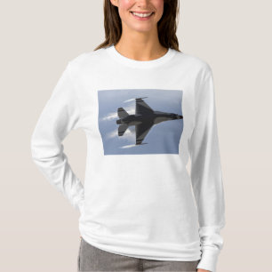 Een F-16-strijder tegen valk trekt hoge G's T-shirt