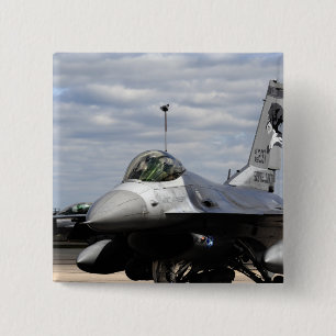 Een F-16-strijder tegen valk Vierkante Button 5,1 Cm