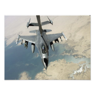 Een F-16-strijder tegen valkrefuels Foto Afdruk