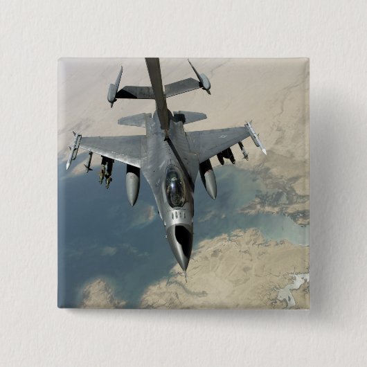 Een F-16-strijder tegen valkrefuels Vierkante Button 5,1 Cm (Voorkant)