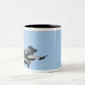 Een F-16E uit de Verenigde Arabische Emiraten Tweekleurige Koffiemok (Center)