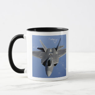 Een F-22 Raptor beweegt zich in positie om f 2 te Mok
