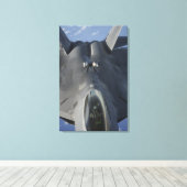 Een F-22 Raptor beweegt zich in positie om f te on Canvas Afdruk (Insitu (Houten vloer))