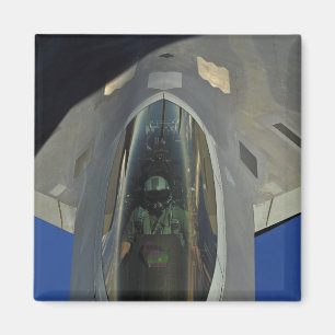 Een F-22 Raptor ontvangt brandstof van een KC-135 Magneet