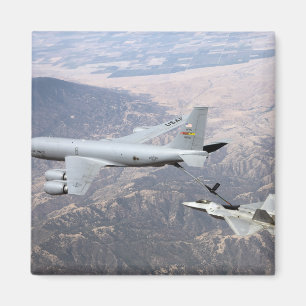 Een F-22 Raptor ontvangt brandstof van een KC-135 Magneet