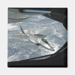 Een F-22 Raptorbanken weg van een KC-135 Magneet