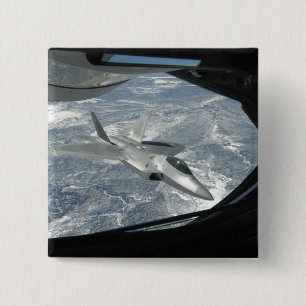 Een F-22 Raptorbanken weg van een KC-135 Vierkante Button 5,1 Cm