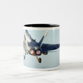 Een F/A-18C-Hornet uit de cockpit Tweekleurige Koffiemok (Center)