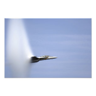 Een F/A-18E Super Hornet bereikt de snelheid van z Foto Afdruk