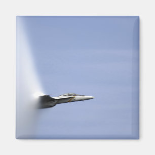 Een F/A-18E Super Hornet bereikt de snelheid van z Magneet