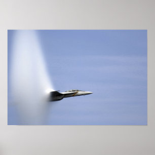 Een F/A-18E Super Hornet bereikt de snelheid van z Poster
