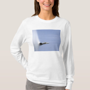 Een F/A-18E Super Hornet bereikt de snelheid van z T-shirt