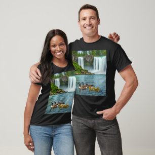 Een familie van ganzen door de Waterval T-Shirt De