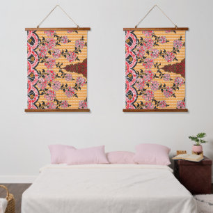 Een fascinerend oosters patroon versierd met rode hangend wandkleed