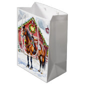 Een feestelijk bruin paard en winterschuur Kerstmi Medium Cadeauzakje (Achterkant Gekanteld)