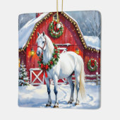 Een feestelijk wit paard en winterschuur Kerstmis Keramisch Ornament (Links)