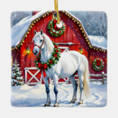 Een feestelijk wit paard en winterschuur Kerstmis Keramisch Ornament (Voorkant)