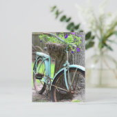 Een fiets in de tuin briefkaart (Staand voorkant)