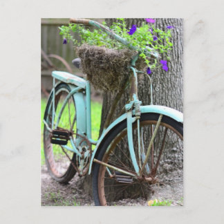 Een fiets in de tuin briefkaart