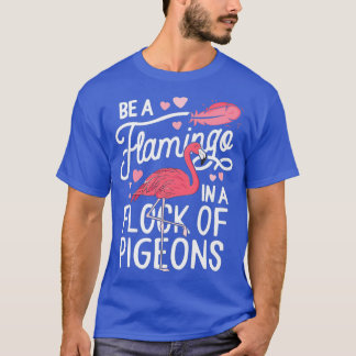 Een flamingo zijn in een kudde van duiven roze ove t-shirt