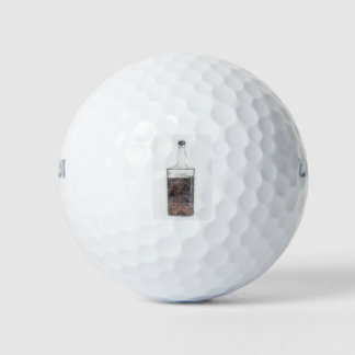 Een fles whisky. Handgetekende illustratie van Dis Golfballen
