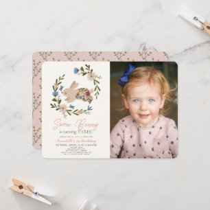 Een foto van Bunny Floral Wreath Birthday Kaart