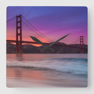 Een foto van de Golden Gate Bridge van San Francis Vierkante Klok
