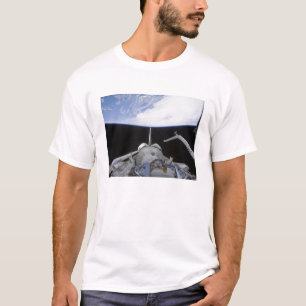 Een gedeeltelijk uitzicht van de knoop van de Tran T-shirt