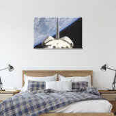 Een gedeeltelijk uitzicht van Space Shuttle Endeav Canvas Afdruk (Insitu (Slaapkamer))