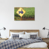 Een geeltrekkruising in de wijngaard canvas afdruk (Insitu (Slaapkamer))