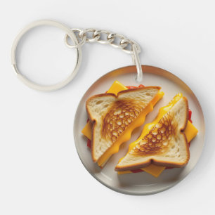 Een gegrilde kaassandwich op een bord sleutelhanger