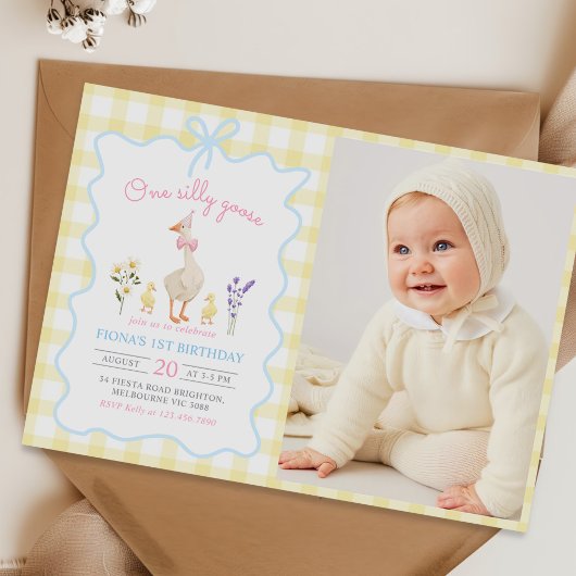 Een Gekke Goose Yellow Gingham 1st Birthday Foto Kaart