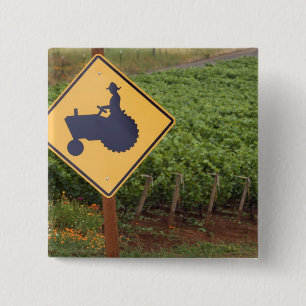 Een gele bord dat een tractor het kruisen aangeeft vierkante button 5,1 cm