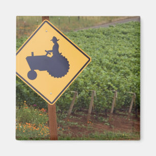 Een gele bord dat een tractorwaarschuwing aangeeft magneet